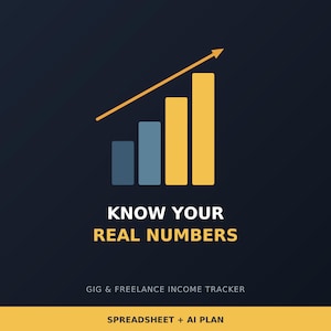 Może przedstawiać: Ciemnoniebieska grafika przedstawiająca wykres słupkowy ze strzałką skierowaną w górę. Tekst brzmi KNOW YOUR REAL NUMBERS, GIG & FREELANCE INCOME TRACKER oraz SPREADSHEET + AI PLAN. Słupki zmieniają kolor z niebieskiego na żółty.