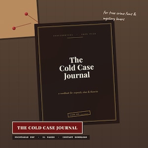 Könnte beinhalten: Ein dunkelbrauner Journal-Einband mit goldenen Randlinien und dem Text The Cold Case Journal, Confidential Case File sowie a workbook for suspects, clues & theories. Der Einband enthält ein Feld für eine Fallnummer und den Text for true crime fans & mystery lovers.