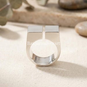 Anello a sigillo a cupola in argento sterling 925: anello a fascia spessa dal design geometrico a quadrato aperto.