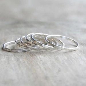 Handgjort hamrat silverringset, minimalistiska boho stapelband (6-delat)