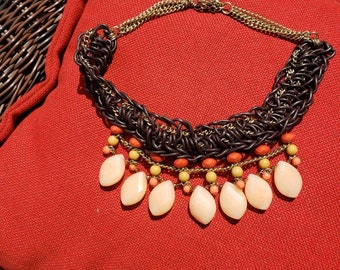 Cadena trenzada, piedras caídas, los colores son hermosos.