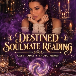 Pode incluir: Uma bola de cristal com um padrão de galáxia roxo e dourado sobre uma base dourada decorativa. O texto diz DESTINED SOULMATE READING, CAST TODAY, PHOTO PROOF. A cena inclui cartas de tarô e velas em um ambiente escuro e místico.