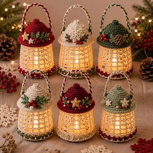 Pode incluir: Seis capas de lanterna em crochê com alças, cada uma com uma base de padrão de treliça e um topo decorativo. Os topos são adornados com estrelas, pinhas, bagas e folhas de crochê em vermelho, branco e verde, iluminados por luzes internas quentes.