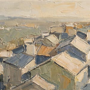 Op de afbeelding: Een olieverfschilderij op doek met een dicht stadsgezicht vanuit een hoog perspectief. Het kunstwerk bevat dikke, getextureerde impasto-penseelstreken in een gedempt palet van beige, saliegroen, leiblauw en warm oker, met daken.