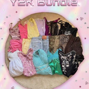 Könnte beinhalten: Eine Sammlung verschiedener Kleidungsstücke, darunter Oberteile, Röcke und Hosen in verschiedenen Farben wie Pink, Gelb, Blau und Schwarz, mit dem Text Y2K Bundle oben. Die Kleidungsstücke weisen unterschiedliche Texturen, Muster und Stile auf.