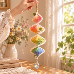 Virkad spiralvindsnurra i PDF-mönster | Boho Suncatcher Ombre regnbågsvirvel | Handledning för upphängning av kristallprismor