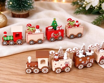 Puede incluir: Dos trenes de juguete de madera en miniatura con motivos festivos. El tren superior es rojo y crema con un bastón de caramelo, un muñeco de nieve y un árbol. El inferior es marrón y crema, decorado con bastones, árboles y figuras.