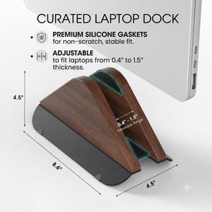 Op de afbeelding: Een laptopdockingstation met een donkere houtnerfafwerking en zwarte basis. Het is voorzien van siliconen pakkingen voor stabiliteit en is verstelbaar voor laptops met een dikte van 1,02 cm tot 3,81 cm. Het dock meet 21,84 cm bij 11,43 cm.