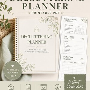 Può includere: Un planner per il decluttering con rilegatura a spirale, copertina color crema, illustrazioni di foglie verdi e il testo "DECLUTTERING PLANNER". Include pagine stampabili per una sfida stanza per stanza e un registro delle donazioni.