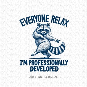 Puede incluir: Una ilustración gráfica en azul oscuro de un mapache bailando sobre sus patas traseras. El texto superior dice EVERYONE RELAX y el texto inferior dice I'M PROFESSIONALLY DEVELOPED. El diseño presenta una cola rayada y pelaje detallado.