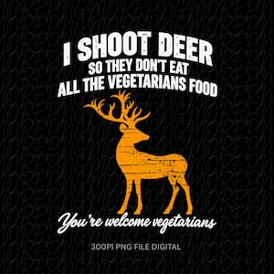 Può includere: Un design grafico su sfondo nero che presenta la sagoma arancione di un cervo. Il testo bianco recita: I SHOOT DEER SO THEY DON'T EAT ALL THE VEGETARIANS FOOD. Sotto il cervo, il testo bianco recita: You're welcome vegetarians.