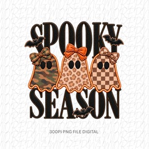 Op de afbeelding: Een digitale afbeelding met de tekst SPOOKY SEASON in het zwart met een gestikte omlijning. Drie geesten staan in het midden, elk met een strik. De geesten hebben camouflage-, luipaard- en ruitpatronen. Drie kleine zwarte vleermuizen.