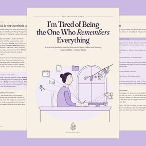 以下が含まれることがあります： 「I'm Tired of Being the One Who Remembers Everything」というタイトルのガイドの1ページ。中央にはデスクに座る人物のイラストが描かれており、カレンダー、鍵、フォルダーなどの浮遊するアイコンと線でつながっています。