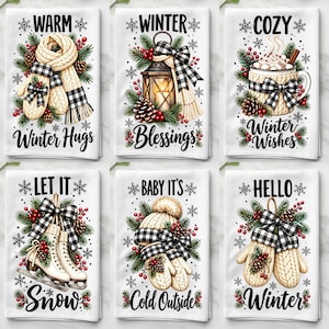 Peut inclure: Un ensemble de six torchons blancs illustrés sur le thème de l'hiver avec une écharpe, des moufles, une lanterne, un mug de chocolat chaud, des patins à glace et un bonnet, ornés de branches de pin, baies rouges, pommes de pin et nœuds écossais.