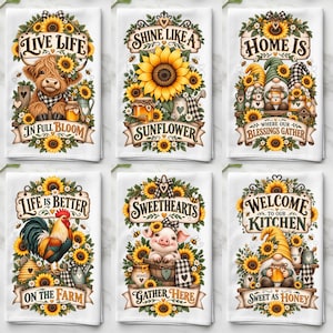Può includere: Un set di sei strofinacci da cucina bianchi con illustrazioni colorate di girasoli, api, una mucca highland, un gallo, un maiale e gnomi con testi che includono Live Life In Full Bloom, Shine Like A Sunflower, Home Is Where Our Blessings Gather, Life Is Better On The Farm, Sweethearts Gather Here e Welcome To Our Kitchen.