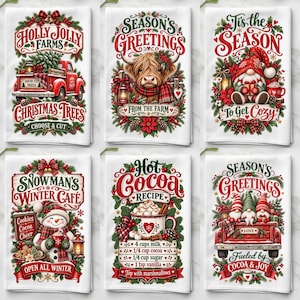 Pode incluir: Um conjunto de seis panos de prato brancos com ilustrações festivas, incluindo um camião vermelho com árvores, uma vaca highland, gnomos, um boneco de neve, uma receita de chocolate quente e gnomos num camião, decorados com folhagem verde.