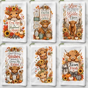 Peut inclure: Un ensemble de six torchons blancs illustrés de vaches Highland, de tournesols, de citrouilles et de feuilles d'automne. Chaque torchon présente des textes uniques tels que Cozy Sips, Faith Coffee & Grace, Live Like Someone Left The Gate Open, Don't Worry Dishes et Farm Fresh.