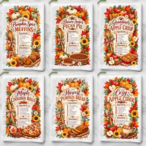 Può includere: Sei strofinacci da cucina bianchi con illustrazioni di ricette autunnali per muffin alla zucca, torta di noci pecan, crumble di mele, girelle alla cannella, pane alla zucca e sidro di mele, circondati da fogliame autunnale.
