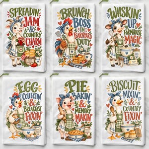 Può includere: Un set di sei strofinacci bianchi con illustrazioni di animali da fattoria che indossano fasce blu a pois e grembiuli a quadretti verdi. Ogni strofinaccio presenta testi colorati come SPREADIN' JAM, BRUNCH BOSS, WHSKIN' UP, EGG COLLECTIN', PIE BAKIN' e BISCUIT MIXIN'.