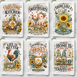 Peut inclure: Un ensemble de six torchons blancs avec des illustrations colorées. Les motifs incluent un gnome avec du miel, deux cochons, des tournesols, un coq, un pot de miel avec des abeilles et trois gnomes avec les textes Welcome to our Kitchen, Sweethearts Gather Here, Shine Like a Sunflower, Life is Better on the Farm, Kind Words are Like Honey et Home is Where Your Bunch of Crazies Are.