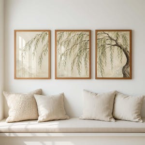 Könnte beinhalten: Ein Set aus drei rechteckigen Wandbildern in hellen Holzrahmen, die jeweils eine Aquarell-Illustration einer Trauerweide mit langen, herabhängenden grünen Zweigen vor einem neutralen, cremeweißen Hintergrund zeigen.