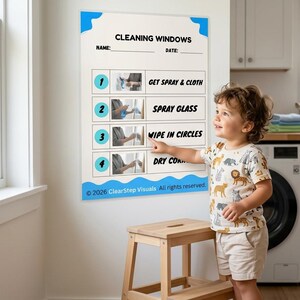 Puede incluir: Un cartel de pared rectangular titulado CLEANING WINDOWS con cuatro pasos numerados: 1. GET SPRAY & CLOTH, 2. SPRAY GLASS, 3. WIPE IN CIRCLES, 4. DRY CORNERS. El cartel presenta bordes azules ondulados y el texto 2026 ClearStep Visuals.