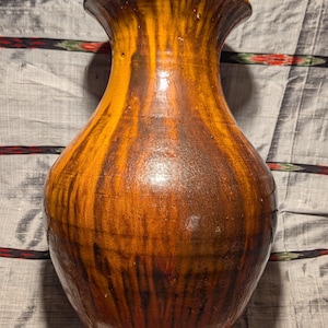 Jarrón de cerámica J.B. Cole, 1930, Asheville, Carolina del Norte, con esmalte brillante color marrón y ámbar.