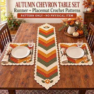 Könnte beinhalten: Ein gehäkelter Tischläufer und zwei Platzsets mit Chevron-Muster in Creme, Olivgrün und gebranntem Orange. Das Set enthält kleine Blumenapplikationen. Der Text lautet: AUTUMN CHEVRON TABLE SET Runner + Placemat Crochet Patterns PATTERN ONLY • NO PHYSICAL ITEM.