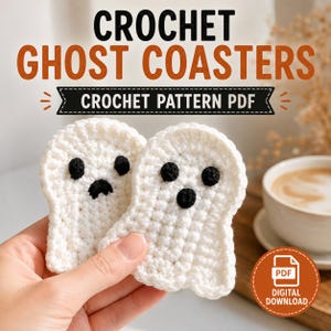 Könnte beinhalten: Zwei weiße gehäkelte Geister-Untersetzer mit Augen und Mündern aus schwarzem Garn. Der Text CROCHET GHOST COASTERS und CROCHET PATTERN PDF steht darüber, ergänzt durch ein orangefarbenes Symbol für einen digitalen PDF-Download.