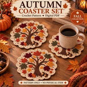 Könnte beinhalten: Eine digitale PDF-Häkelanleitung für ein Herbst-Untersetzer-Set. Die runden Untersetzer zeigen einen braunen Baumstamm mit bunten roten, orangen, gelben und grünen Ahornblättern und kleinen Eicheln. Der Text lautet AUTUMN COASTER SET und FALL COLLECTION.