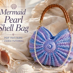Könnte beinhalten: Eine gehäkelte Tasche in Muschelform mit abwechselnden blauen und violetten Streifen, einem geflochtenen braunen Griff und einem Perlenriemen. Der Text lautet Mermaid Pearl Shell Bag, PDF Pattern + Video Tutorial.
