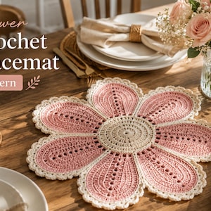 Op de afbeelding: Een ronde, bloemvormige gehaakte placemat met een crèmekleurige cirkel in het midden, omringd door zes oudroze bloemblaadjes met crèmekleurige geschulpte randen. De tekst "Flower Crochet Placemat Pattern" staat in de linkerbovenhoek.