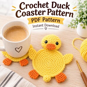 Könnte beinhalten: Ein gelber Häkel-Untersetzer in Entenform mit orangefarbenen Füßen, einem orangefarbenen Schnabel und schwarzen Augen. Der Text lautet Crochet Duck Coaster Pattern, PDF Pattern und Instant Download. Ein weißer Becher mit Herz steht auf einem Untersetzer.