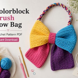 Könnte beinhalten: Eine Häkelanleitung als PDF mit dem Titel Colorblock Crush Bow Bag, die eine große, mehrfarbige schleifenförmige Tasche mit gelben, blauen, rosafarbenen und violetten Abschnitten, einen geflochtenen Griff, Garnknäuel, Häkelnadeln und eine Schere zeigt.