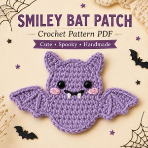 Può includere: Una toppa a forma di pipistrello all'uncinetto viola con occhi di sicurezza neri, guance rosa e due zanne bianche. Il testo recita SMILEY BAT PATCH, Crochet Pattern PDF, Cute, Spooky, Handmade. Lo sfondo presenta piccoli pipistrelli neri.