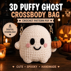 Può includere: Uno schema all'uncinetto in PDF per una borsa a tracolla a forma di fantasma 3D. La borsa è bianco sporco con occhi ovali neri, una bocca nera curva e guance rosa circolari. Una piccola zucca arancione all'uncinetto pende dal gancio dorato.