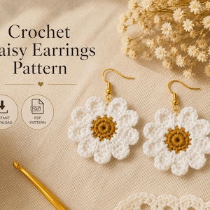 Könnte beinhalten: Ein Paar handgehäkelte Gänseblümchen-Ohrringe mit weißen Blütenblättern und einem senfgelben Zentrum, ausgestattet mit goldfarbenen Ohrhaken. Der Text Crochet Daisy Earrings Pattern ist neben Symbolen für Sofort-Download und PDF zu sehen.