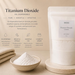 Könnte beinhalten: Ein weißer Standbeutel mit der Aufschrift Titanium Dioxide Oil Dispersible 125g, begleitet von einer kleinen Keramikschale mit weißem Pulver. Der Text auf dem Beutel und im Umfeld beschreibt das Produkt als rein, vielseitig und effektiv.