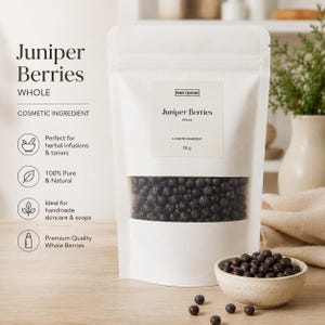 Könnte beinhalten: Ein weißer Standbeutel mit 90 g ganzen Wacholderbeeren und einem Sichtfenster, das die dunklen Beeren zeigt. Das Etikett trägt die Aufschrift Hobby Creations, Juniper Berries, Whole, Cosmetic Ingredient, 90 g. Vor dem Beutel steht eine kleine Schale.