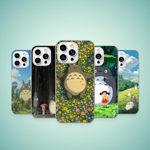 Op de afbeelding: Vijf smartphonehoesjes met diverse scènes uit de animatiefilm Mijn Buurman Totoro. De ontwerpen tonen Totoro in een bloemenveld, in de regen met een kind, en rustend in een groen landschap onder een blauwe lucht.