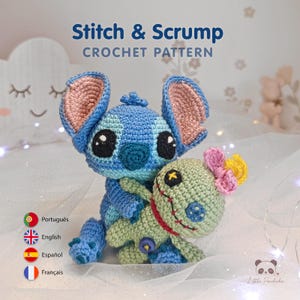 Op de afbeelding: Een haakpatroon met een blauw buitenaards figuur met grote oren en een kleine groene pop met een rode gestikte mond, een gele haarlok en een roze bloem. De tekst Stitch & Scrump CROCHET PATTERN staat bovenaan in de afbeelding weergegeven.