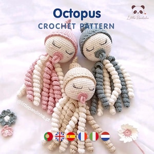Könnte beinhalten: Drei handgefertigte Häkel-Oktopus-Spielzeuge mit schlafenden Gesichtern, Schnullern und spiralförmigen Tentakeln. Die Spielzeuge sind in Rosa, Grau und Beige gehalten und tragen jeweils eine passende Zipfelmütze. Text: Octopus CROCHET PATTERN und Little Pandinha.