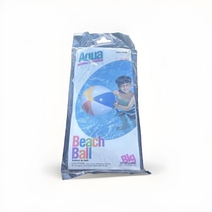 Op de afbeelding: Een doorzichtige plastic verpakking met een niet-opgeblazen strandbal. De verpakking bevat het Aqua Leisure logo, de tekst Beach Ball en een afbeelding van een kind met een strandbal van 51 cm doorsnee. Veiligheidswaarschuwingen zijn aanwezig.
