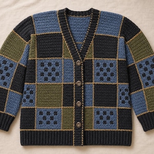 Puede incluir: Un cárdigan de ganchillo de manga larga con un patrón de parches de cuadrados en gris oscuro, verde oliva y azul polvoriento. La prenda tiene cuello en V, cierre frontal con cuatro botones marrones y puños y dobladillo acanalados en gris oscuro.