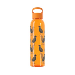 Op de afbeelding: Een doorschijnende oranje waterfles met een herhalend patroon van kleine bruine en grijze vogels met oranje snavels en poten. De fles heeft een cilindrisch lichaam en een stevige oranje dop met een geïntegreerd handvat aan de bovenzijde.