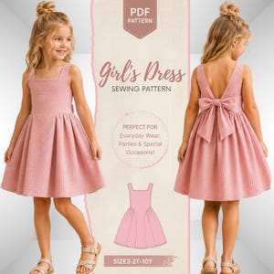 Puede incluir: Un patrón de costura en PDF para un vestido sin mangas de color rosa empolvado. El diseño presenta un escote cuadrado, una falda plisada y un gran lazo en la espalda. El patrón incluye tallas de 2T a 10Y y muestra una ilustración plana.