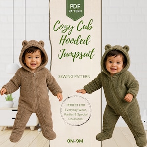Pode incluir: Um molde de costura em PDF para um macacão com capuz Cozy Cub, tamanho 0M-9M. A imagem mostra dois bebês vestindo macacões de manga comprida, com zíper e capuz com orelhas de urso, um marrom e outro verde-oliva, em tecido de lã.
