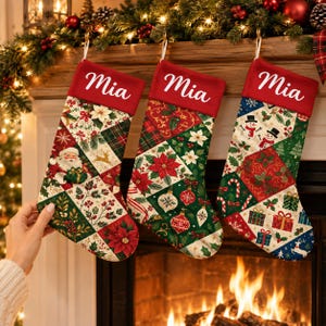Puede incluir: Tres calcetines navideños con puños rojos que muestran el nombre Mia en letra cursiva blanca. Los calcetines tienen un diseño de patchwork con patrones de Papá Noel, flores de pascua, acebo, muñecos de nieve, bastones de caramelo y renos.