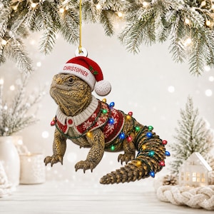 Personlig julgransprydnad med taggig stjärtödla, träprydnad med eget namn, present till reptilälskare, festlig julgransdekoration