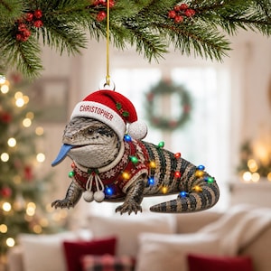 Personlig julgransprydnad med blå tunga, träprydnad med eget namn, present till reptilälskare, festlig julgransdekoration